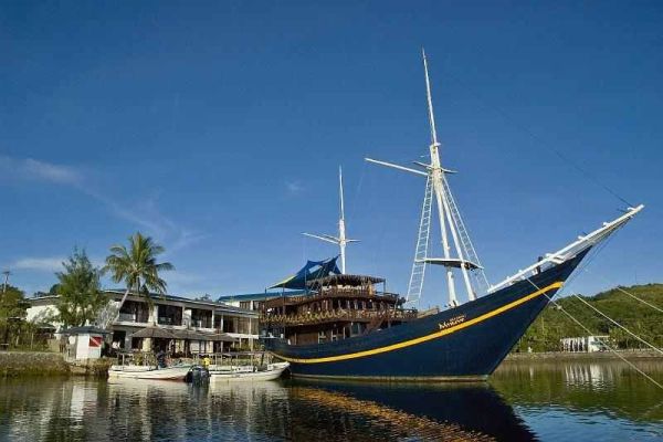 Manta Ray Bay Resort